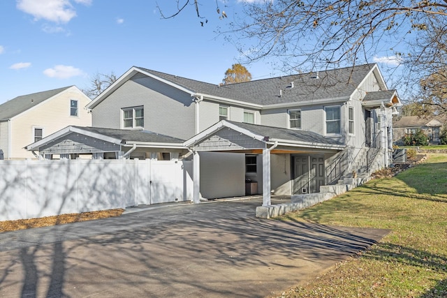 view of front of house featuring a front yard