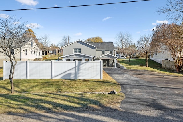 view of front of home featuring a front yard