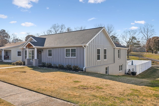 view of front of home featuring a front yard