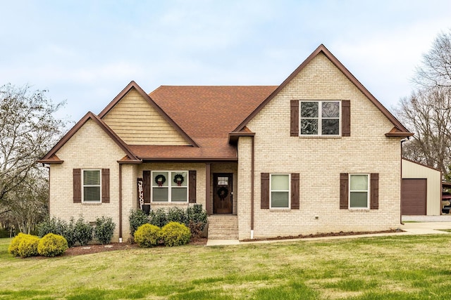 view of front of property featuring a front lawn