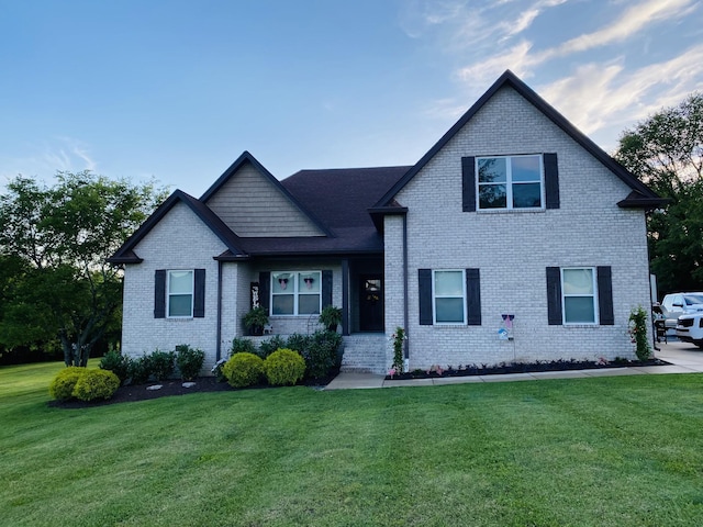 view of front facade featuring a front lawn