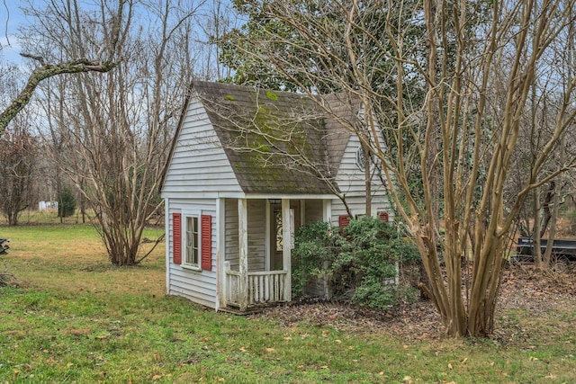 view of outdoor structure featuring a yard