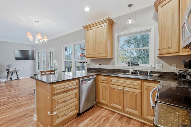 kitchen with sink, kitchen peninsula, stainless steel appliances, and hanging light fixtures