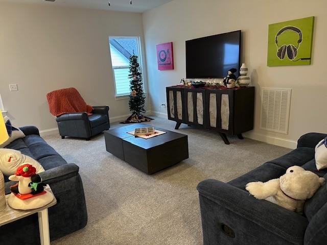 carpeted living room featuring ceiling fan