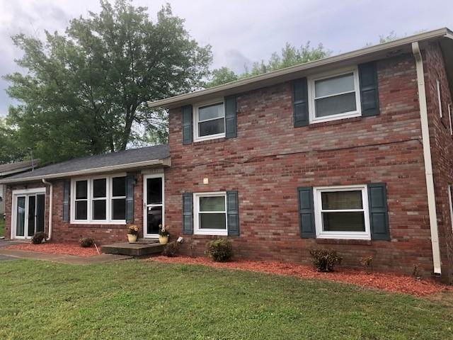 tri-level home featuring a front yard