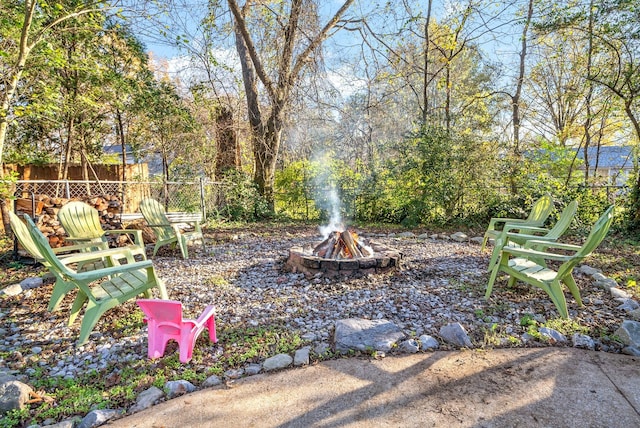 view of yard featuring a fire pit