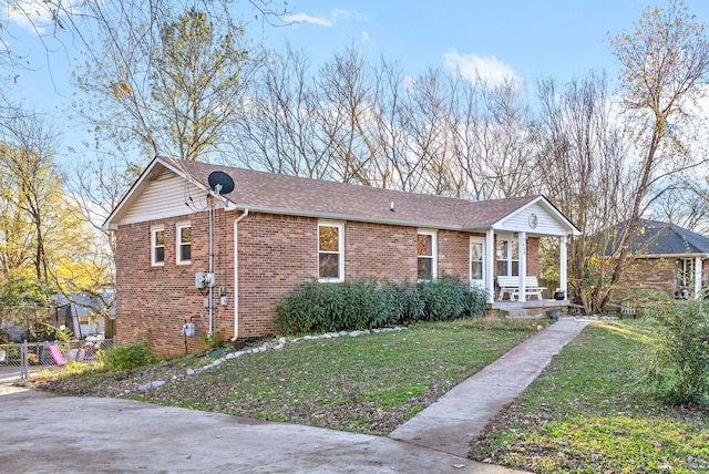 view of front facade with a front yard