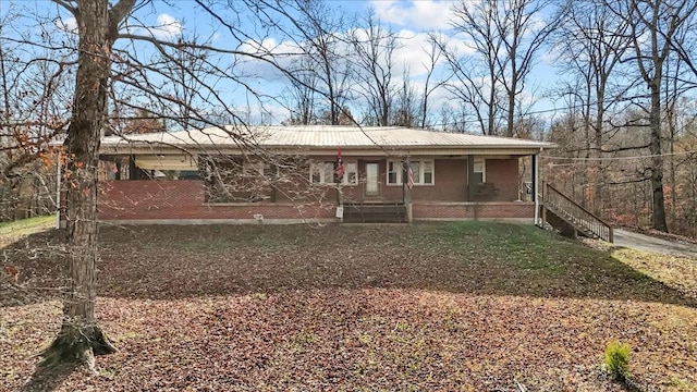 single story home with a porch