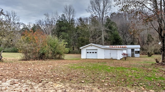 view of yard featuring an outdoor structure