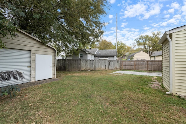 view of yard featuring an outdoor structure