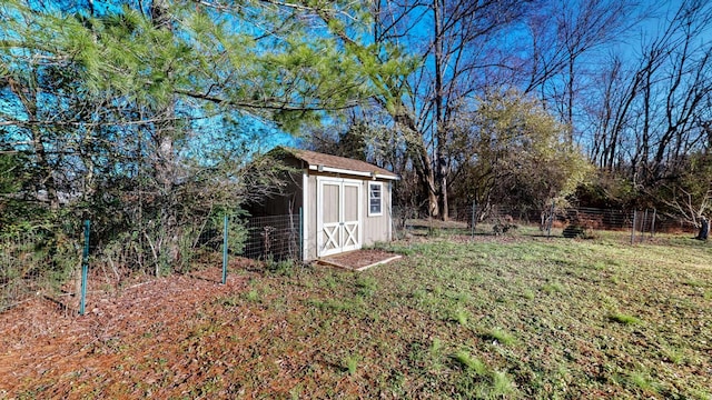 view of yard featuring a storage unit