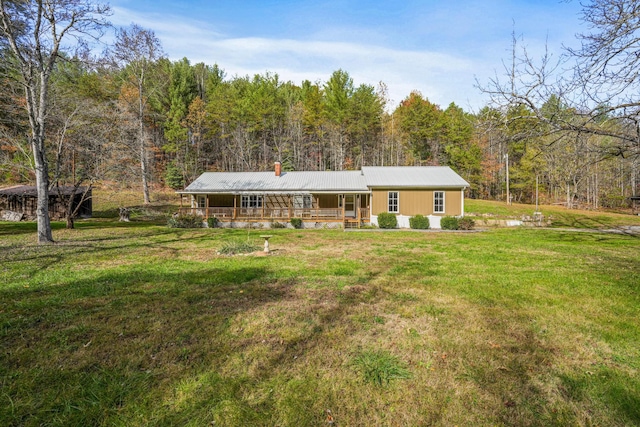 view of front of house featuring covered porch and a front lawn