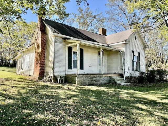 view of front facade with a front yard