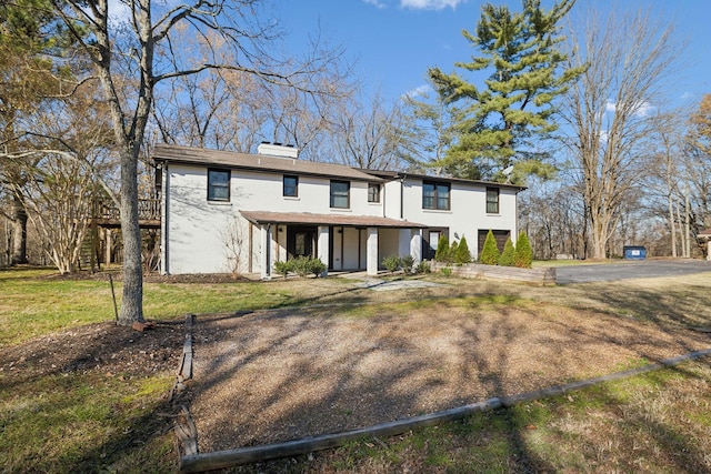 view of front of property featuring a front yard