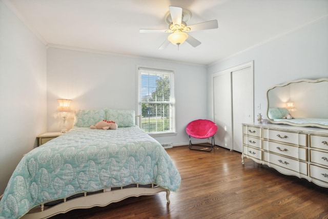 bedroom with dark hardwood / wood-style flooring, a closet, ceiling fan, and crown molding