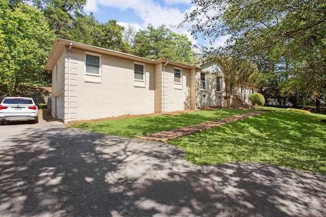 view of front of house featuring a garage and a front yard