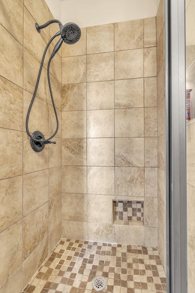 bathroom featuring tiled shower