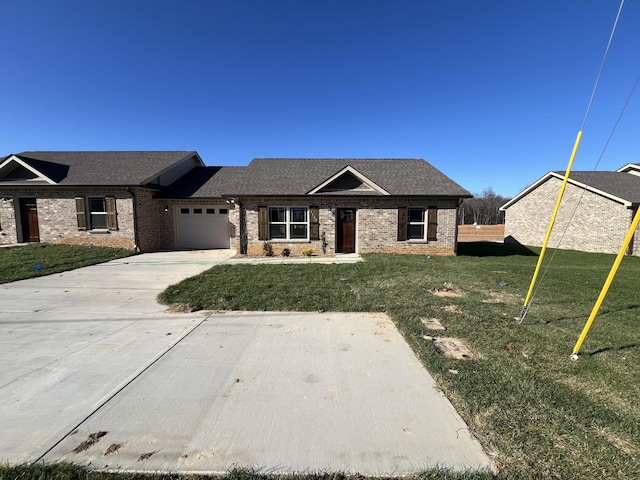 view of front facade featuring a front yard and a garage