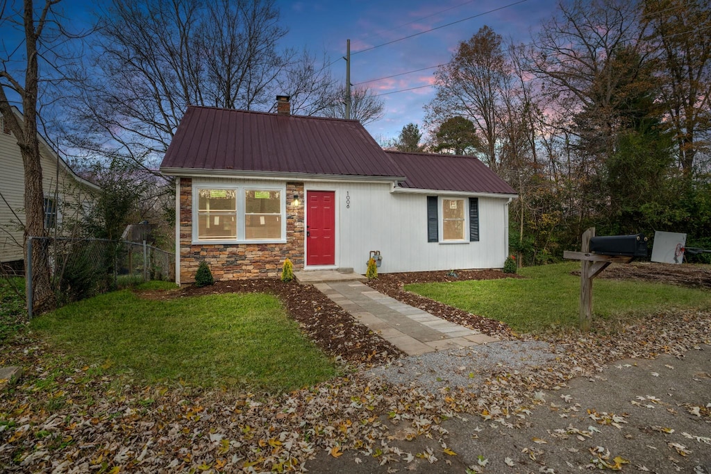 view of front of property with a lawn