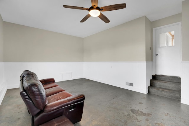 sitting room with ceiling fan