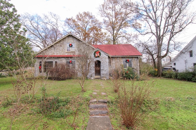 view of front of home featuring a front yard