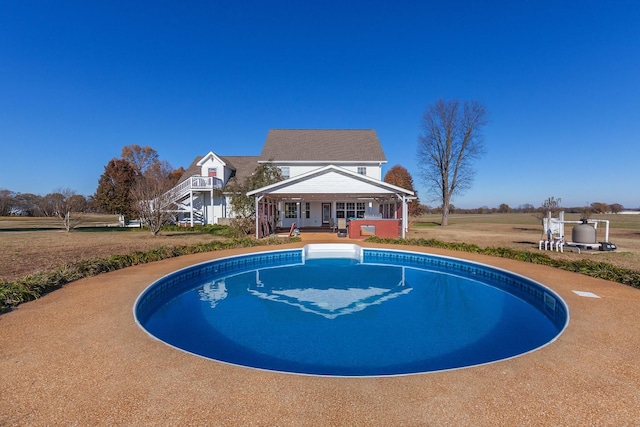 view of swimming pool