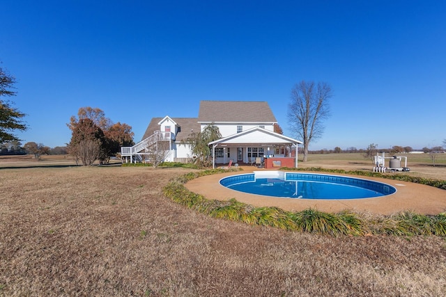 view of swimming pool featuring a yard