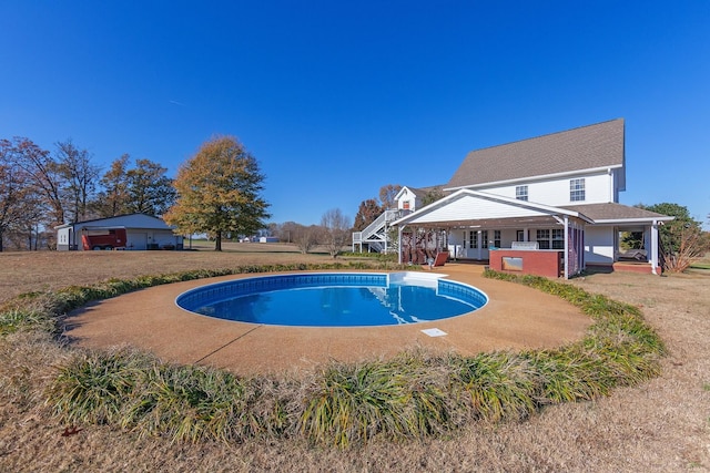 view of pool featuring a yard