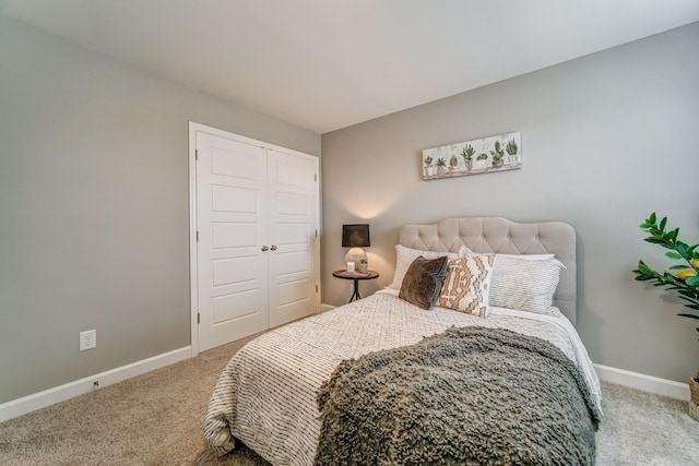 bedroom featuring carpet floors and a closet