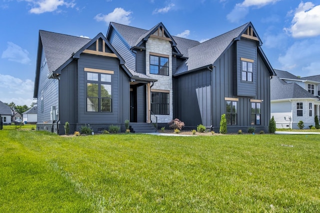 view of front facade featuring a front lawn