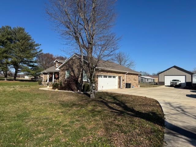 view of front of house featuring a front yard and a garage