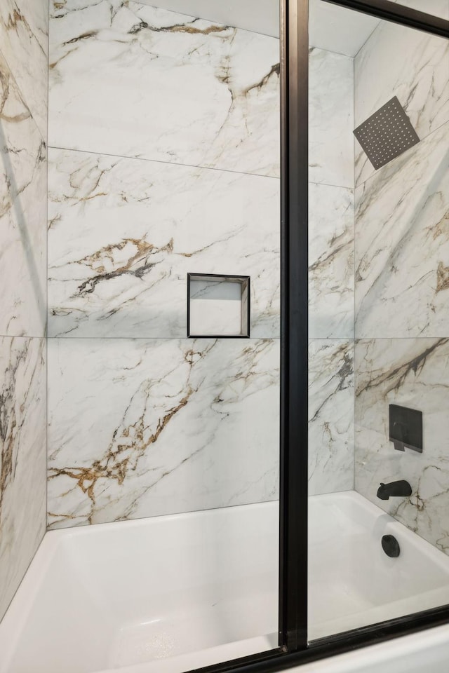 bathroom featuring tiled shower / bath