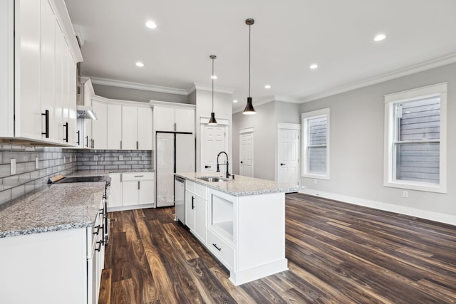 kitchen featuring backsplash, a kitchen island with sink, pendant lighting, dark hardwood / wood-style floors, and white cabinetry