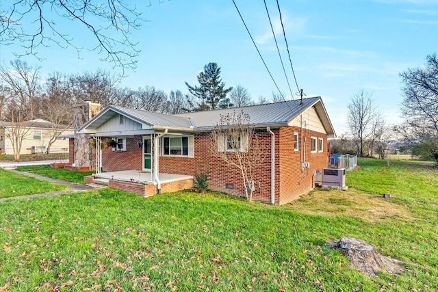 view of front of home featuring a front lawn