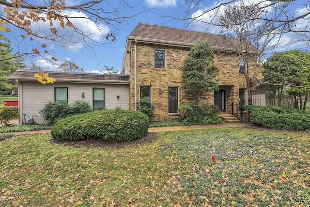 view of front facade featuring a front lawn