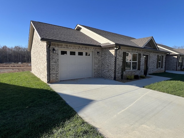 view of front of home featuring a front yard and a garage