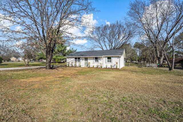 single story home with a front lawn