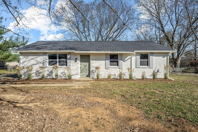 single story home with a front lawn