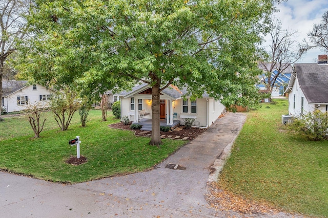 view of front of property featuring a porch and a front lawn