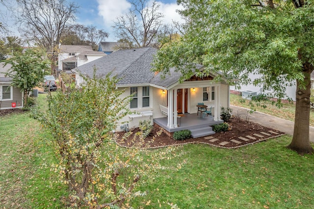 view of front of property featuring a front yard