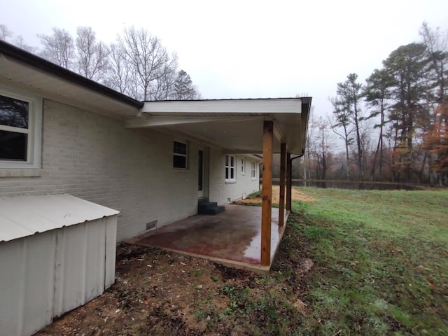 view of yard featuring a patio