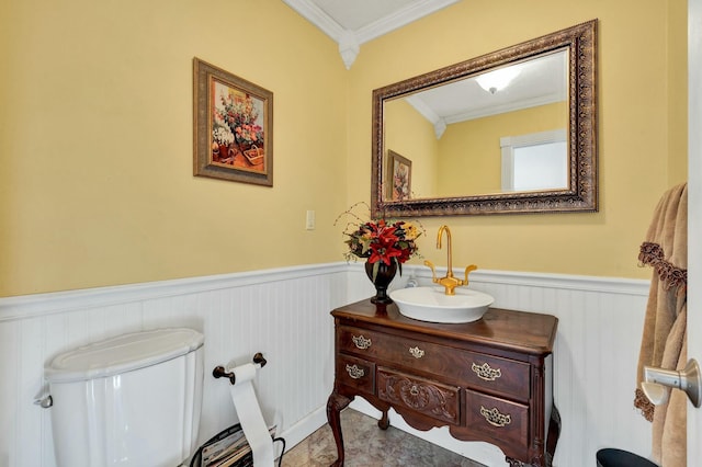 bathroom with vanity, toilet, and ornamental molding