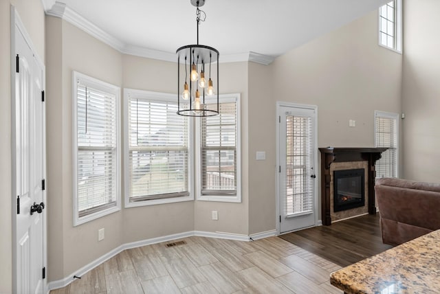 dining room featuring crown molding, a chandelier, and light hardwood / wood-style floors