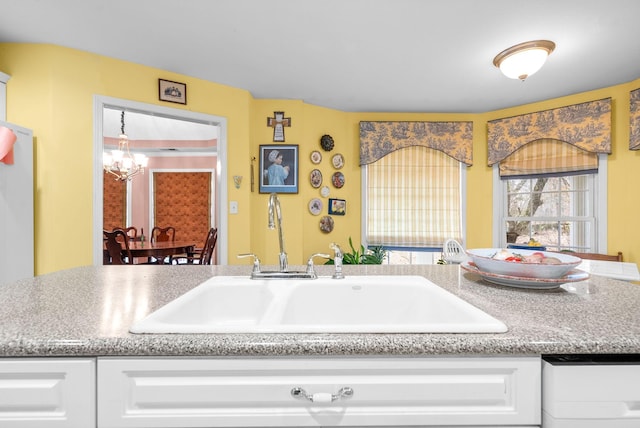 bathroom with a chandelier and sink