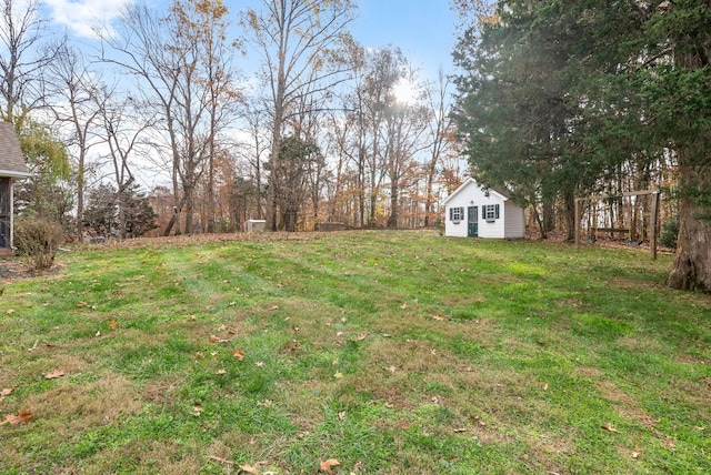 view of yard with an outdoor structure