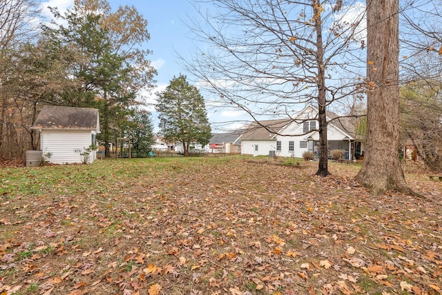 view of yard featuring a storage shed