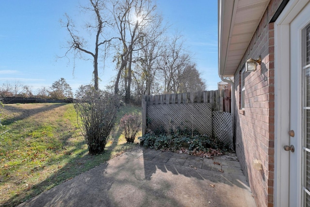 view of yard featuring a patio area