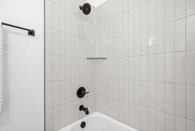 bathroom featuring tiled shower / bath