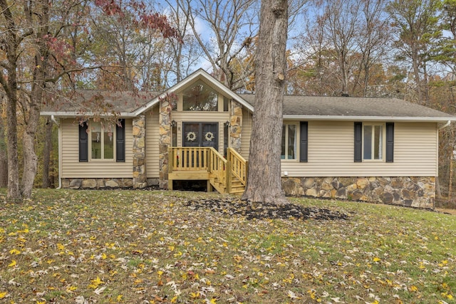 view of front of property with a front yard