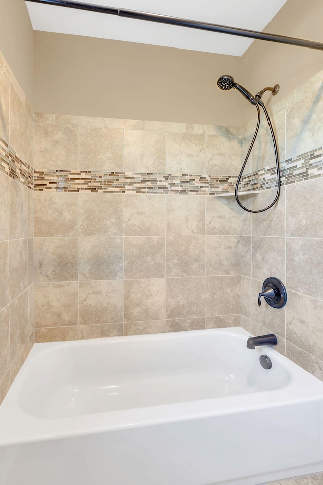 bathroom featuring tiled shower / bath combo